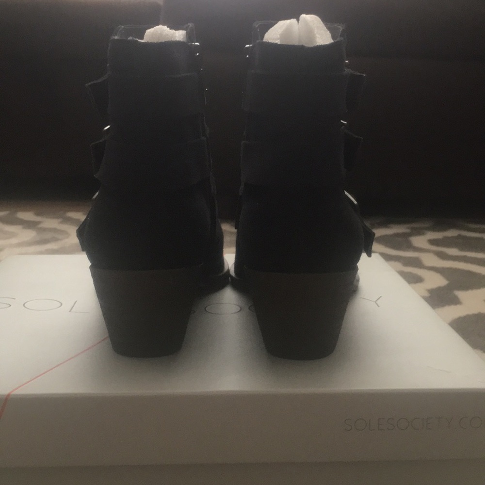 Shoes - Picture 5 of 7